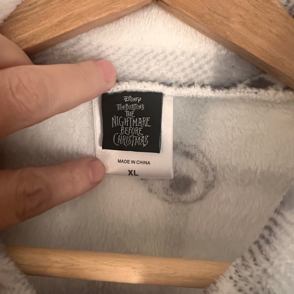 ‼️5/$25 SALE‼️Nightmare Before Christmas button up fleece shirt size XL - Picture 3 of 7